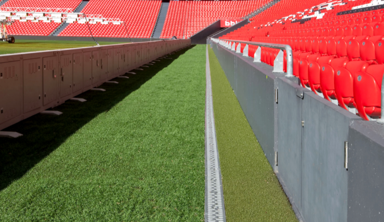 Canal N 100 Sport con reja pasarela de acero galvanizado en el estadio del San Mames en Bilbao